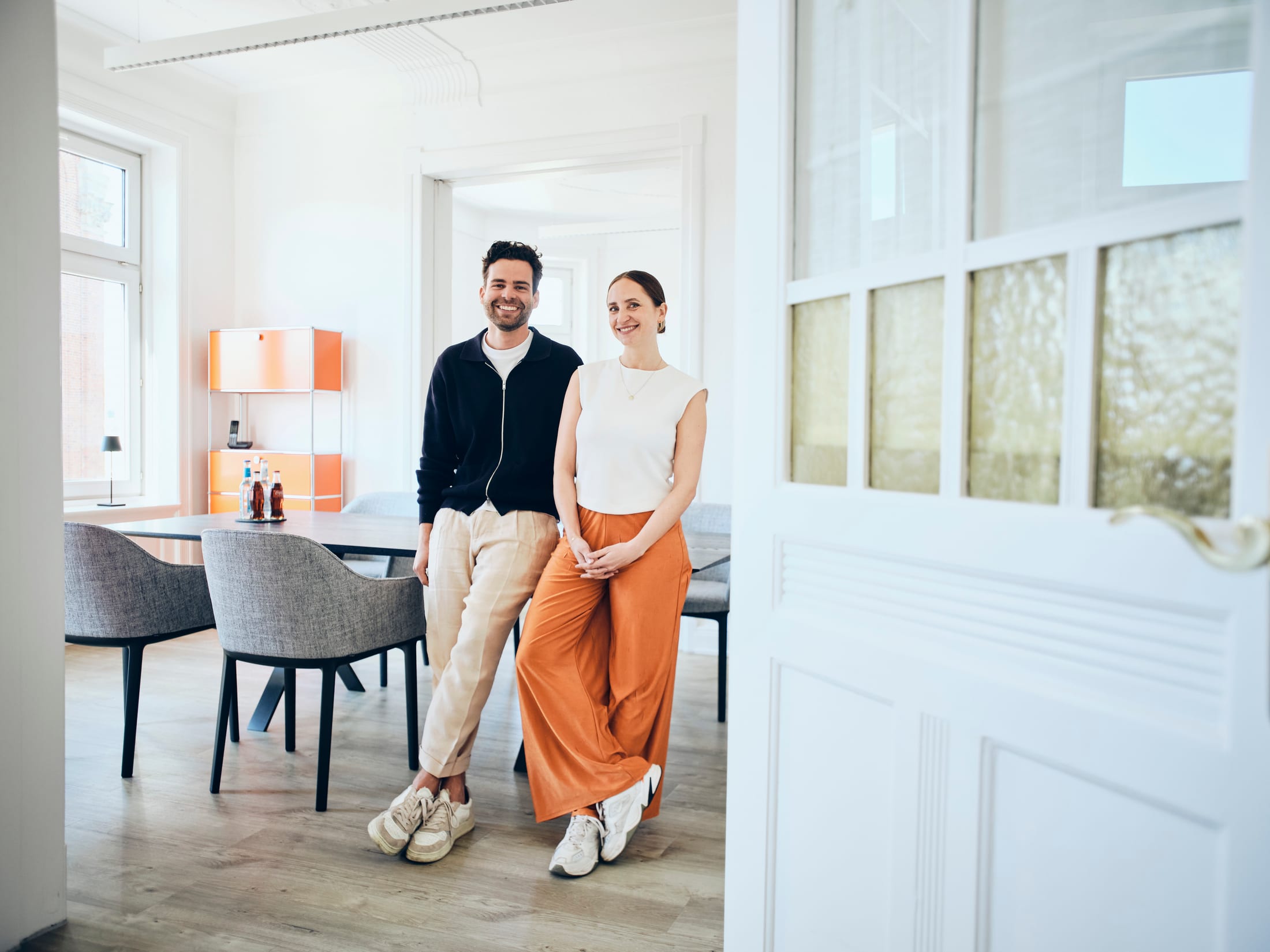 Paula und Christian Matte in den Beratungsräumen von Matte & Matte in Hamburg